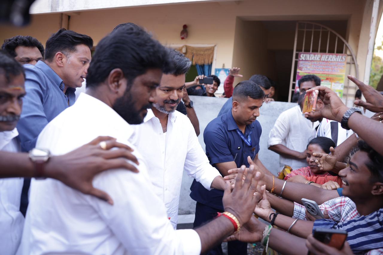 TVK Vijay: உன் பேரே வரலாறு.. விசில் கோலம் போட்ட விஜய்.. காலியில் ...