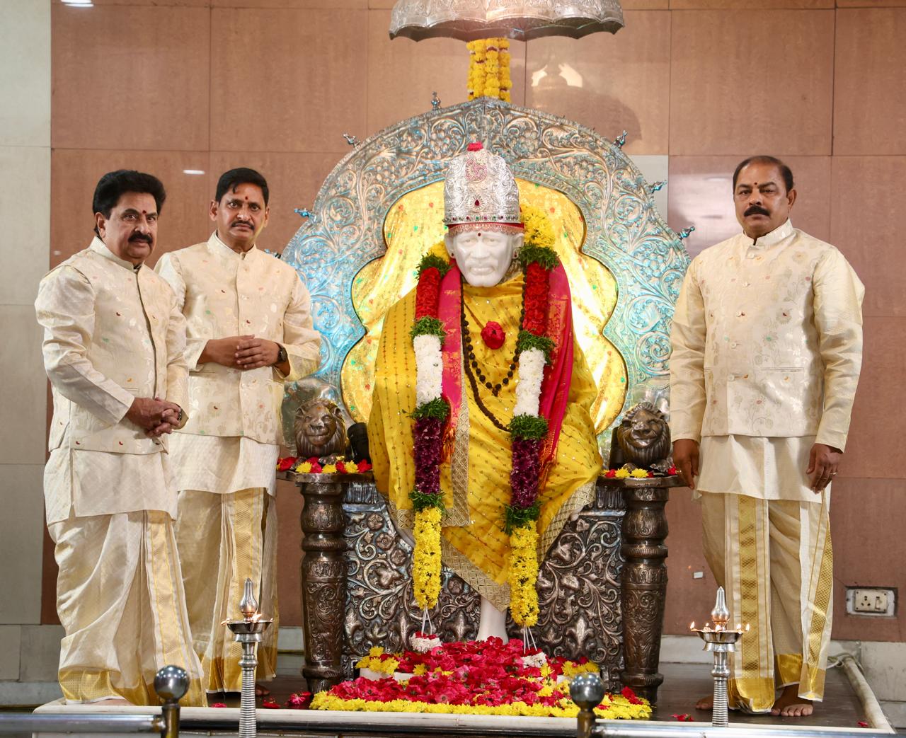Priests performing rituals at Vedavyas pooja