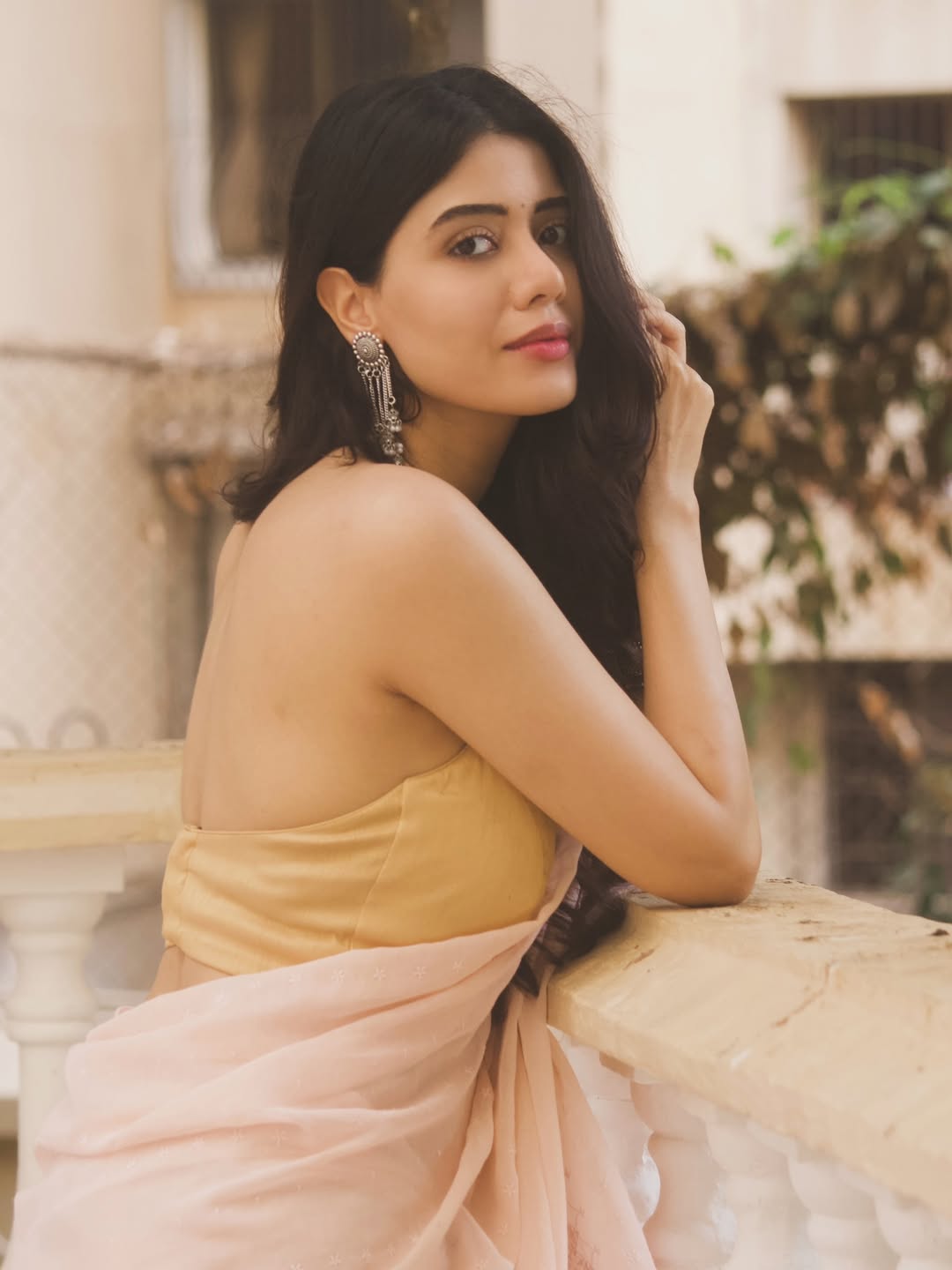 Aarti Chikara flaunts modern ethnic fashion look