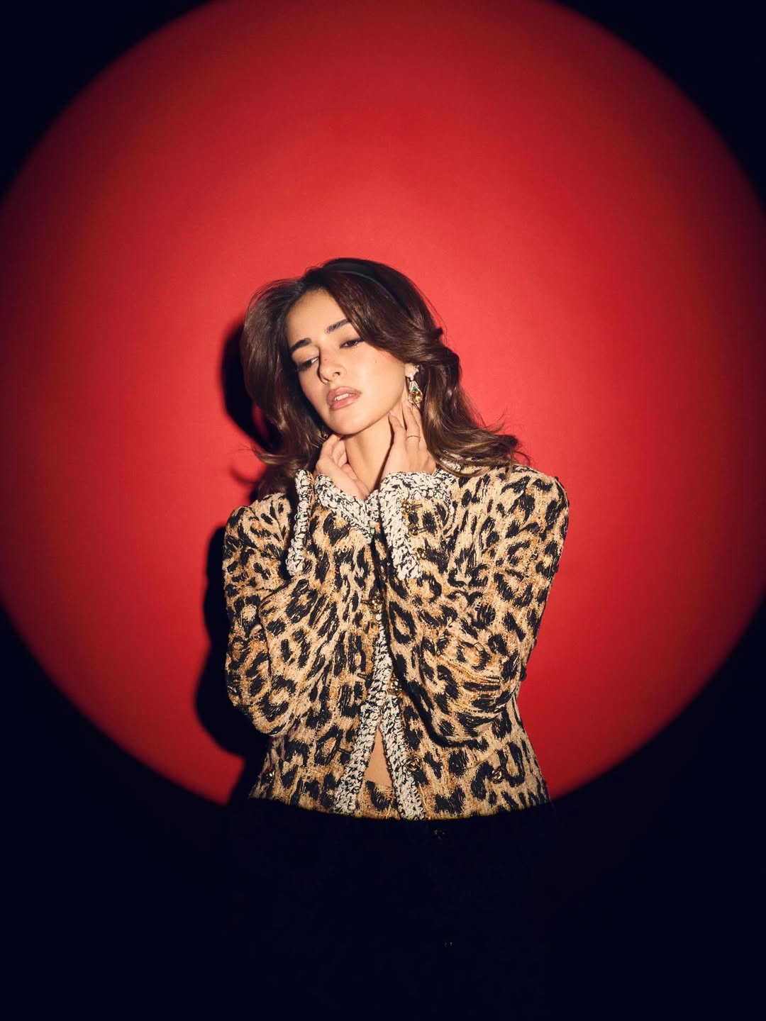 Leopard Print Ensemble Becomes the Highlight