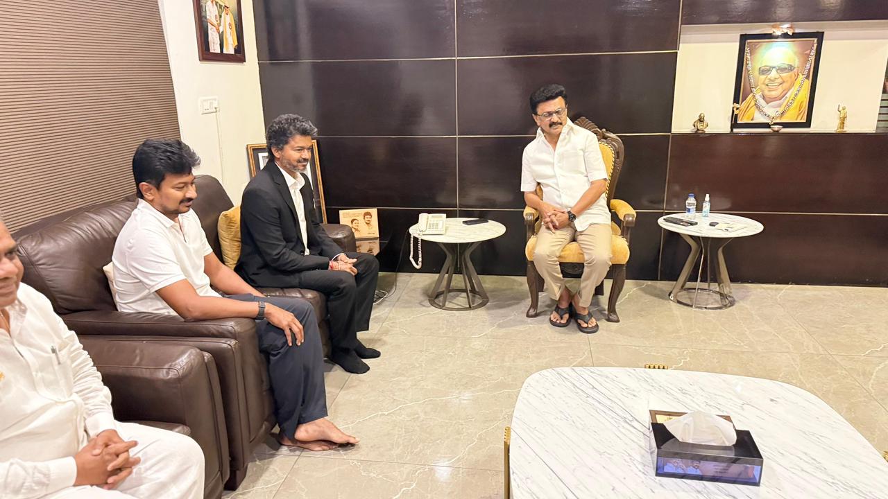 முதலமைச்சர் விஜய்யை கட்டிப்பிடித்த உதயநிதி.. சால்வை அணிவித்த மு.க ...