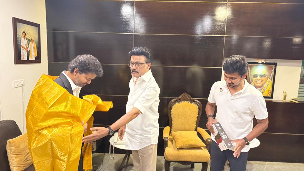 முதலமைச்சர் விஜய்யை கட்டிப்பிடித்த உதயநிதி.. சால்வை அணிவித்த மு.க ...