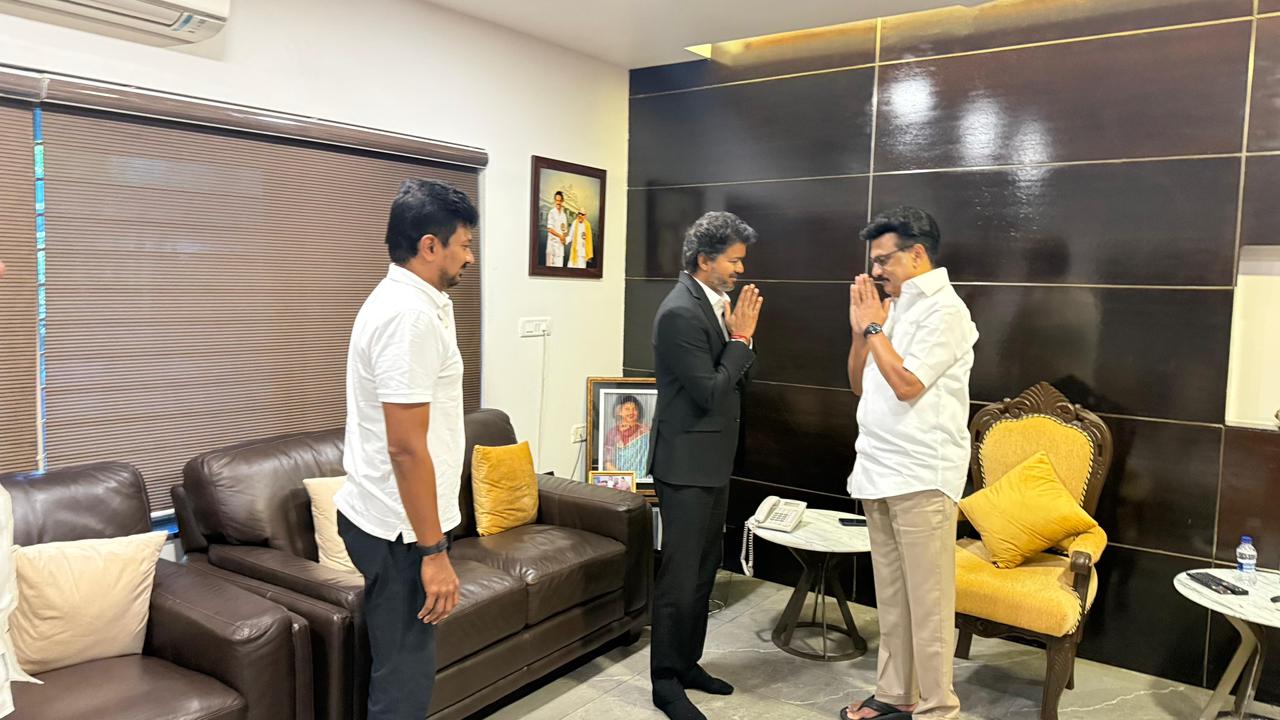 முதலமைச்சர் விஜய்யை கட்டிப்பிடித்த உதயநிதி.. சால்வை அணிவித்த மு.க ...
