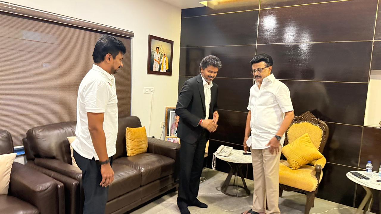 முதலமைச்சர் விஜய்யை கட்டிப்பிடித்த உதயநிதி.. சால்வை அணிவித்த மு.க ...