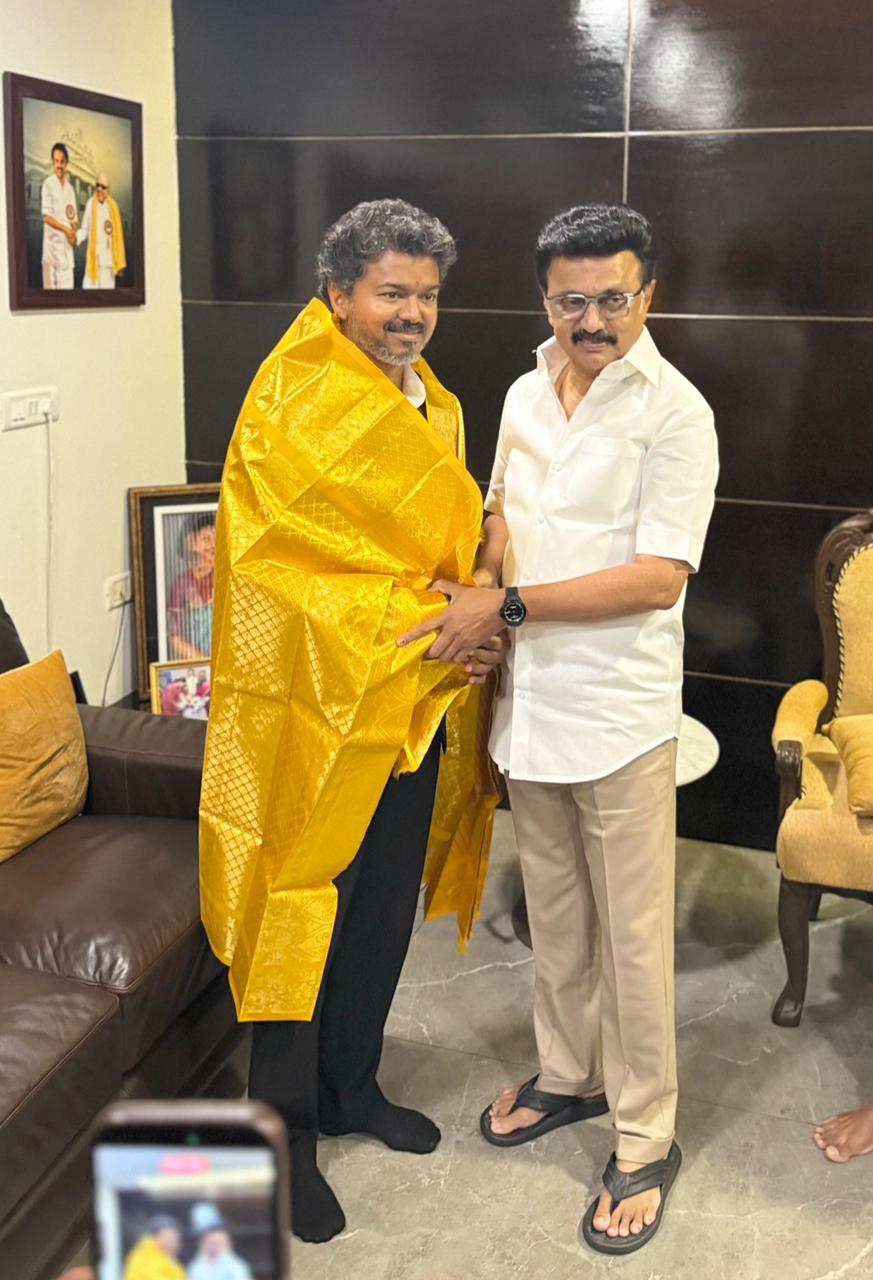 முதலமைச்சர் விஜய்யை கட்டிப்பிடித்த உதயநிதி.. சால்வை அணிவித்த மு.க ...