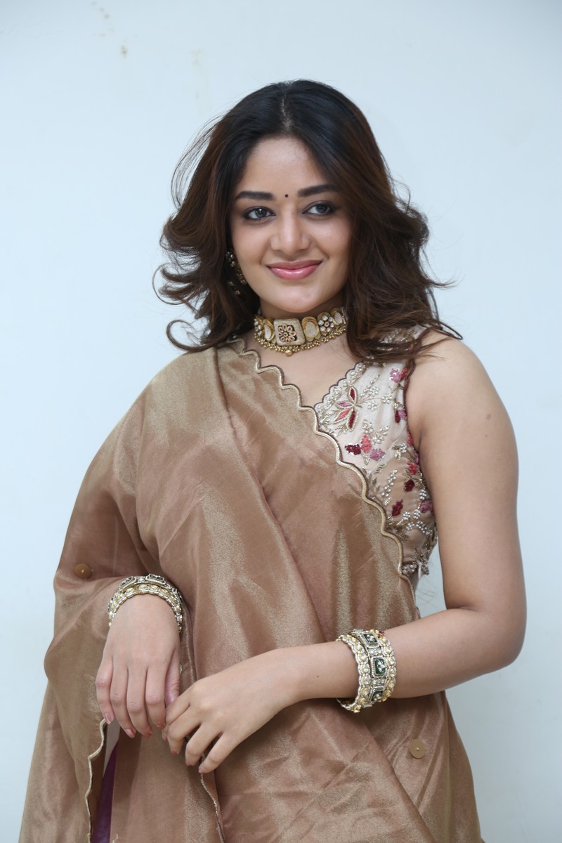 Deepshikha Chandran showcasing elegant jewelry styling