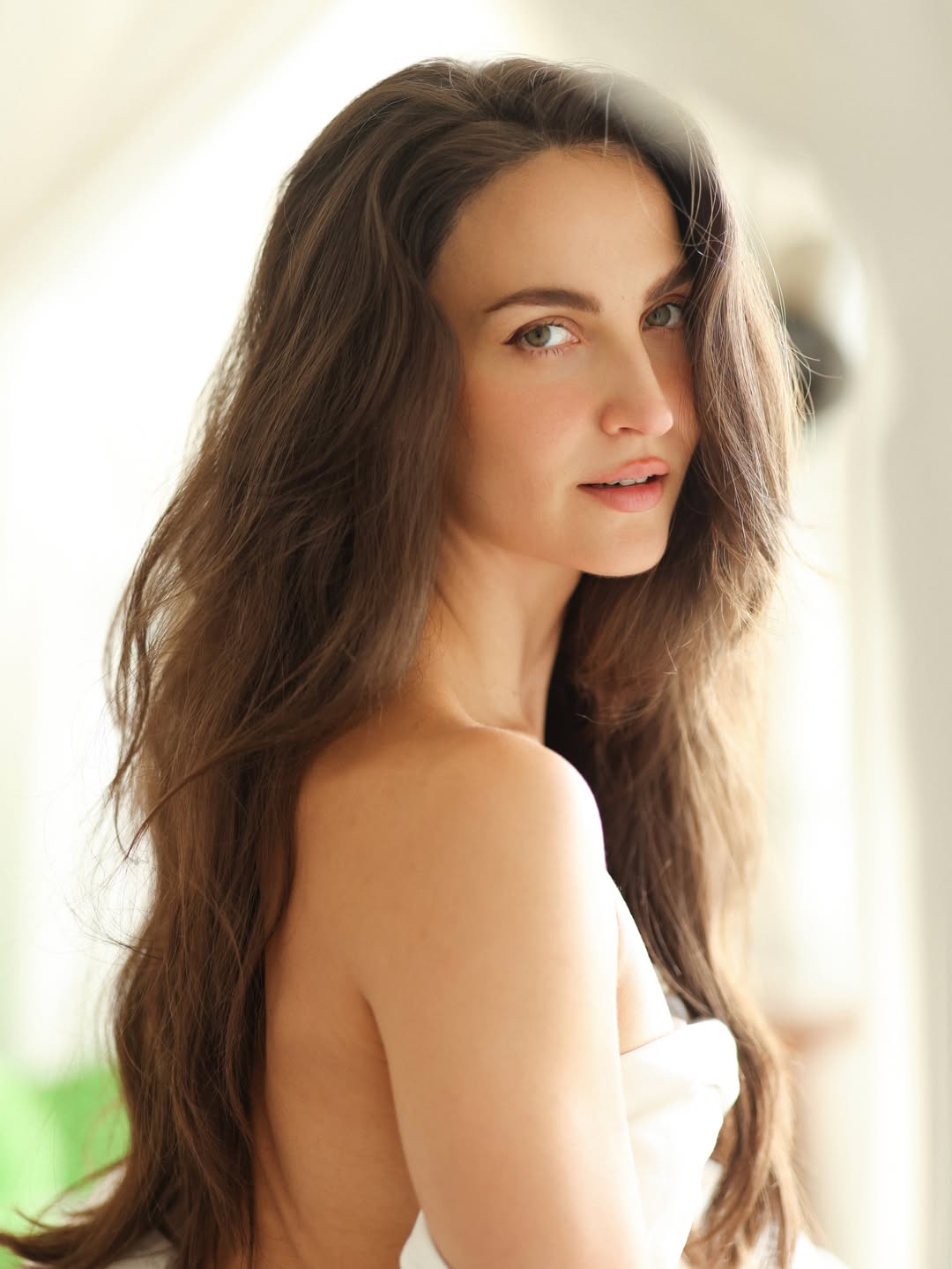 Elli AvrRam natural beauty viral fashion photos