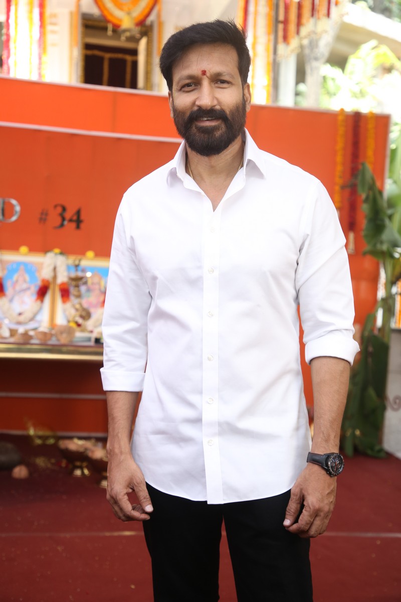 Gopichand posing solo at movie launch