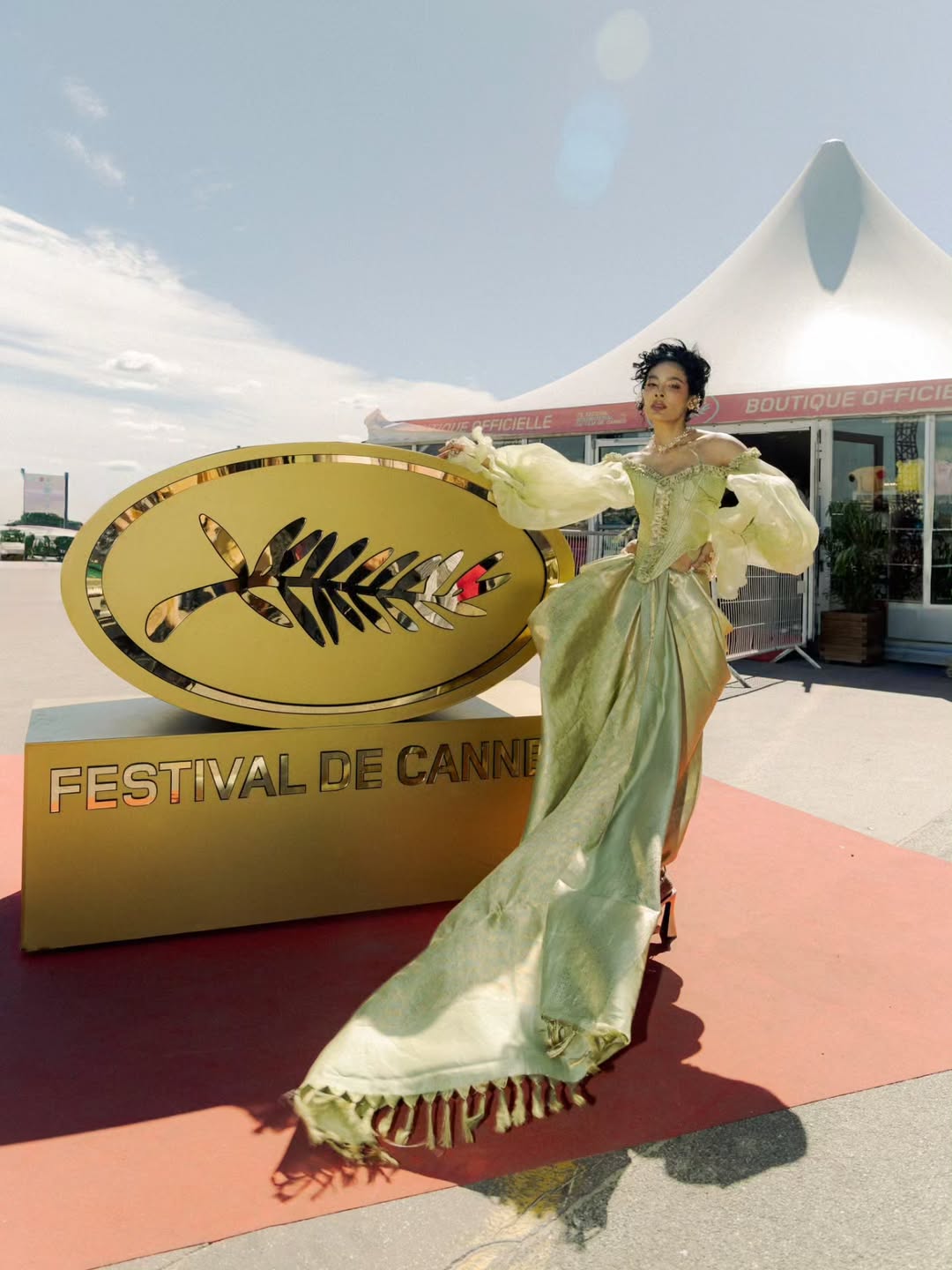 A Cannes Arrival That Turned Heads