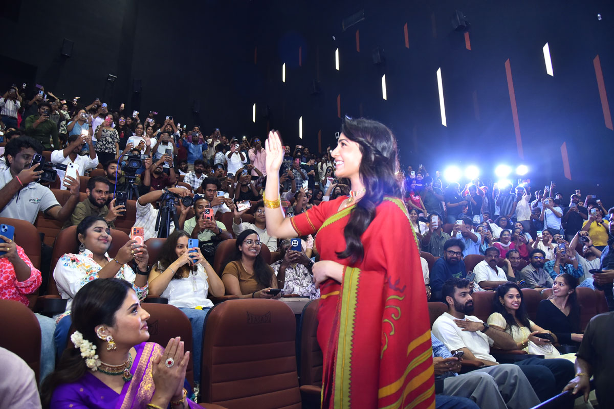 Samantha Ruth Prabhu greeting audience at Maa Inti Bangaaram trailer launch