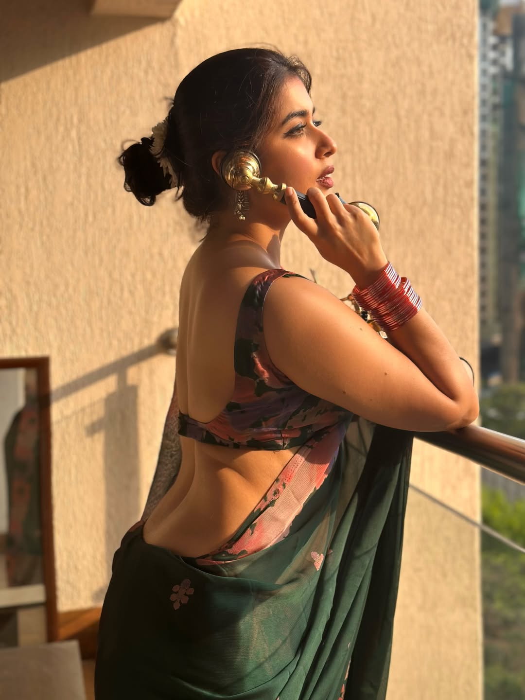 Nikita Sharma in stylish retro-themed saree look