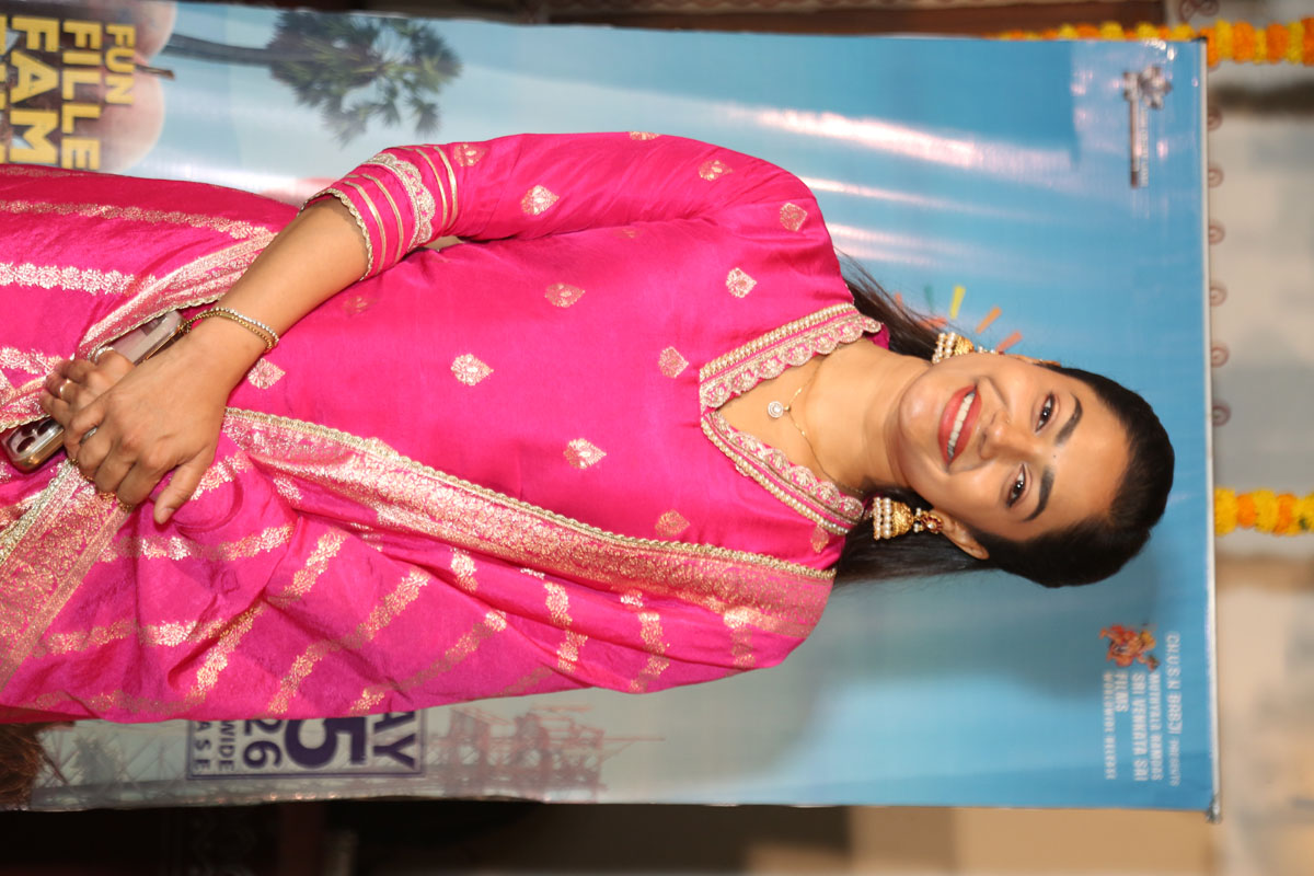 Payal Radhakrishna glamorous look in pink ensemble