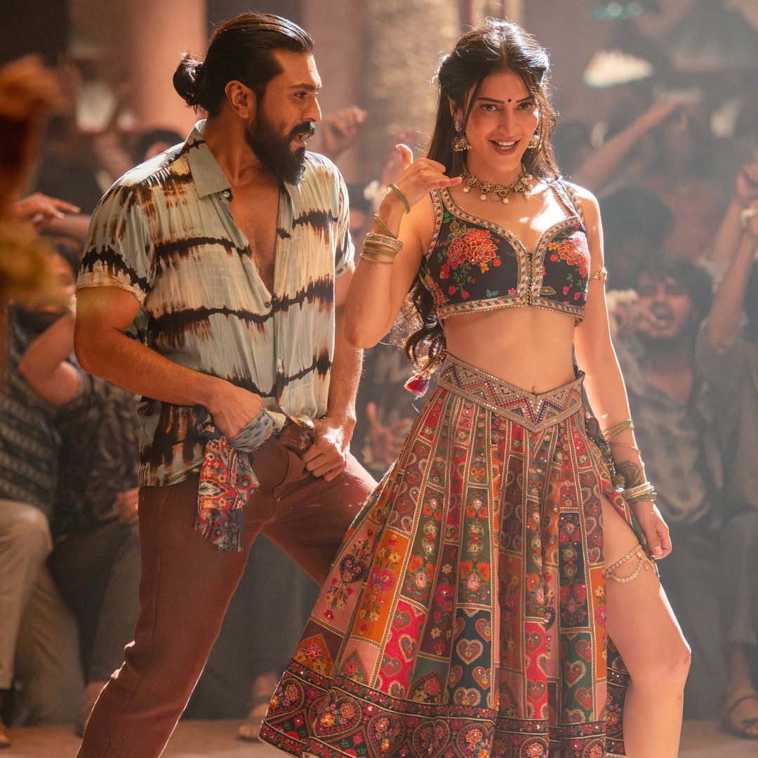 Ram Charan and Shruti Haasan performing in Hellallallo song still.