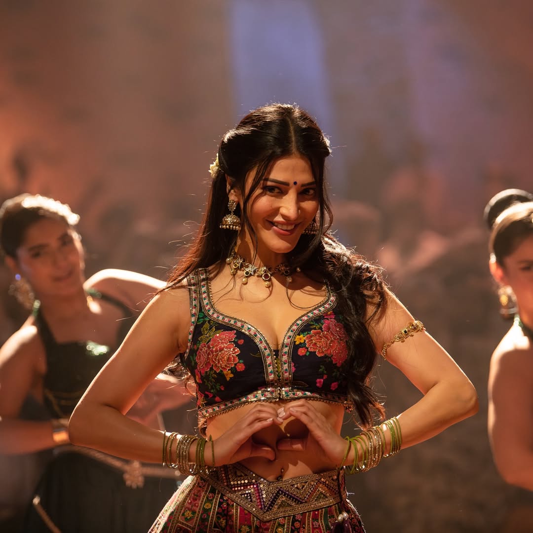 Shruti Haasan solo performance still from Peddi Hellallallo song.