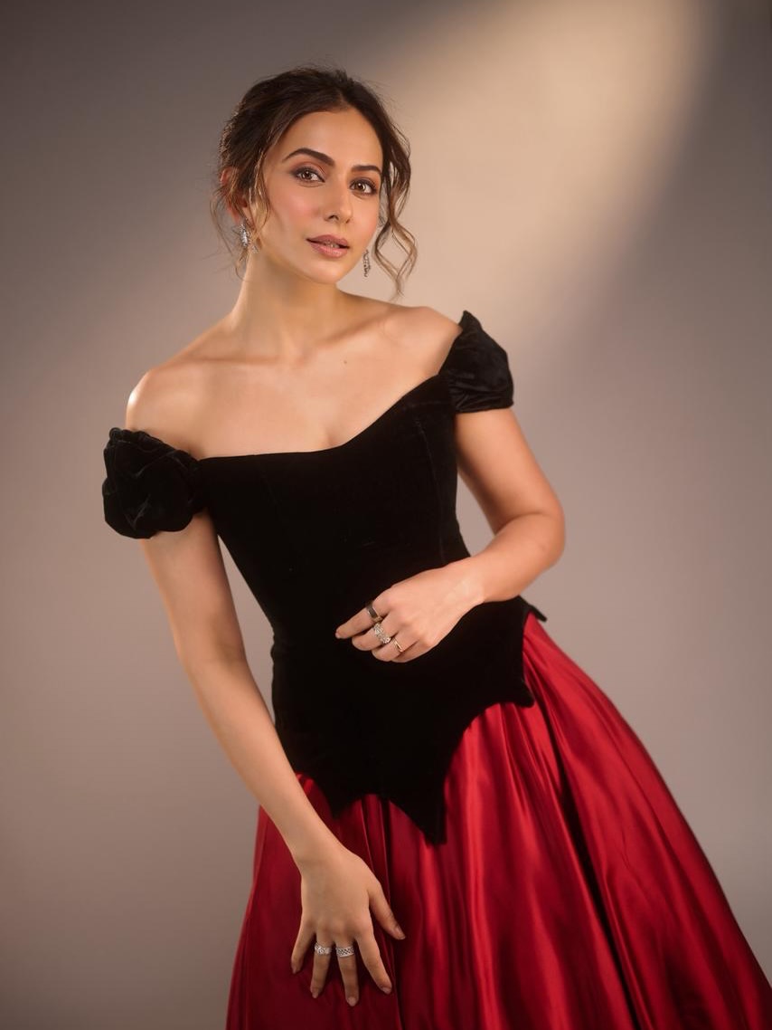 Velvet and Crimson Bring Vintage Glam Back