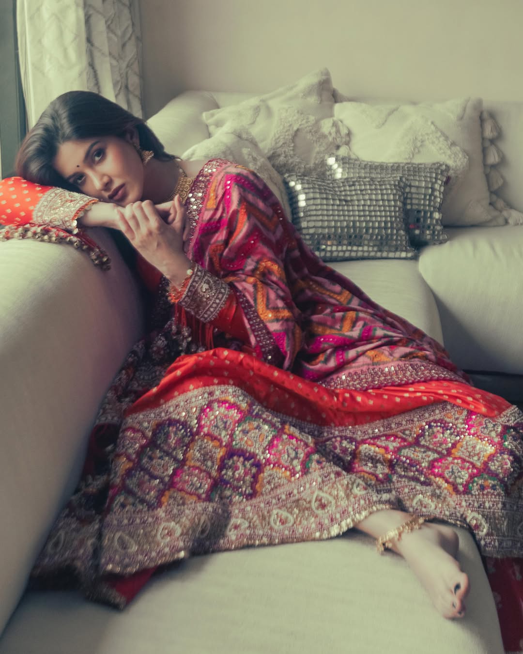 Shanaya Kapoor posing royally in dazzling attire