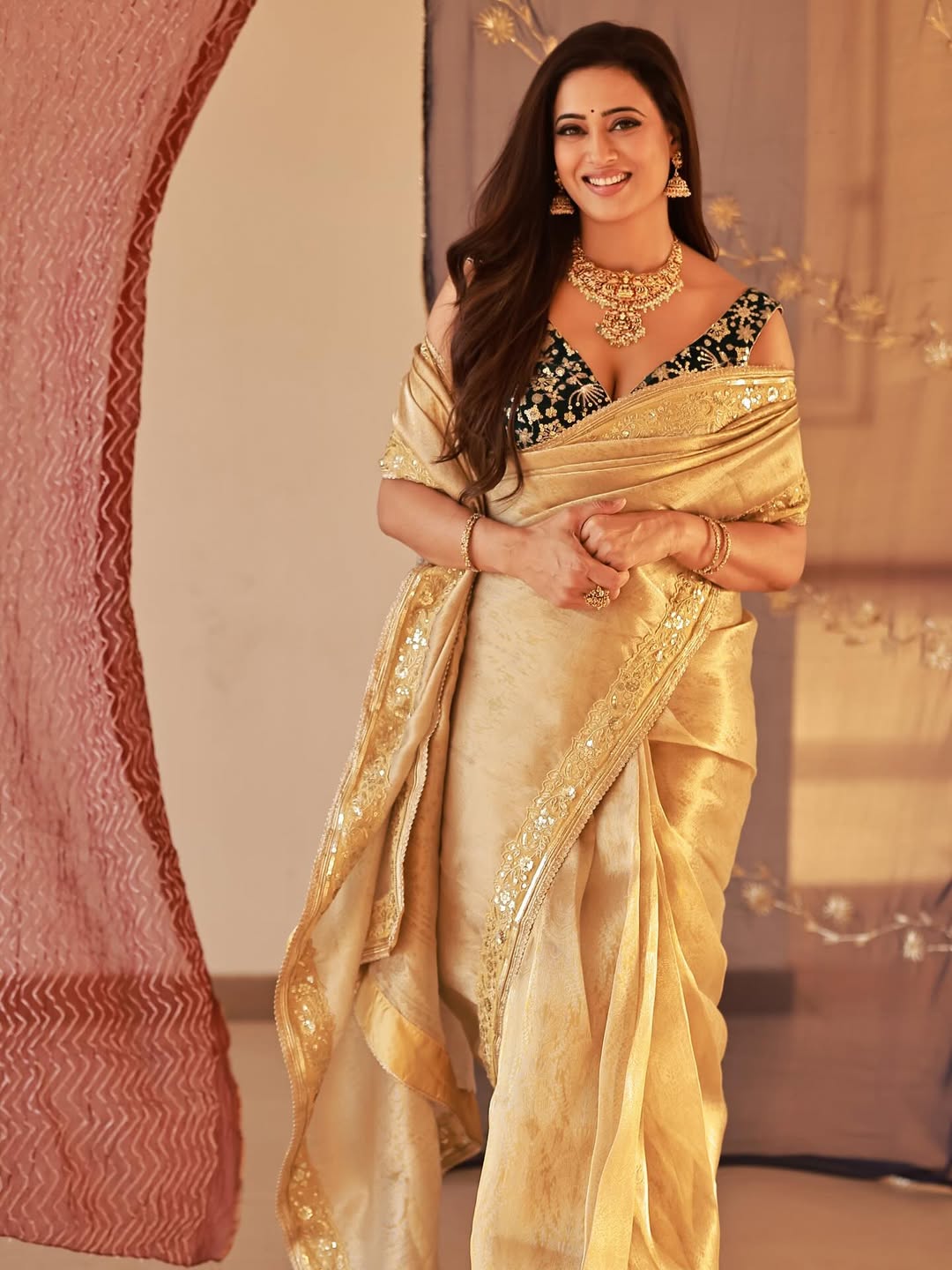 Shweta Tiwari beige saree classy ethnic style