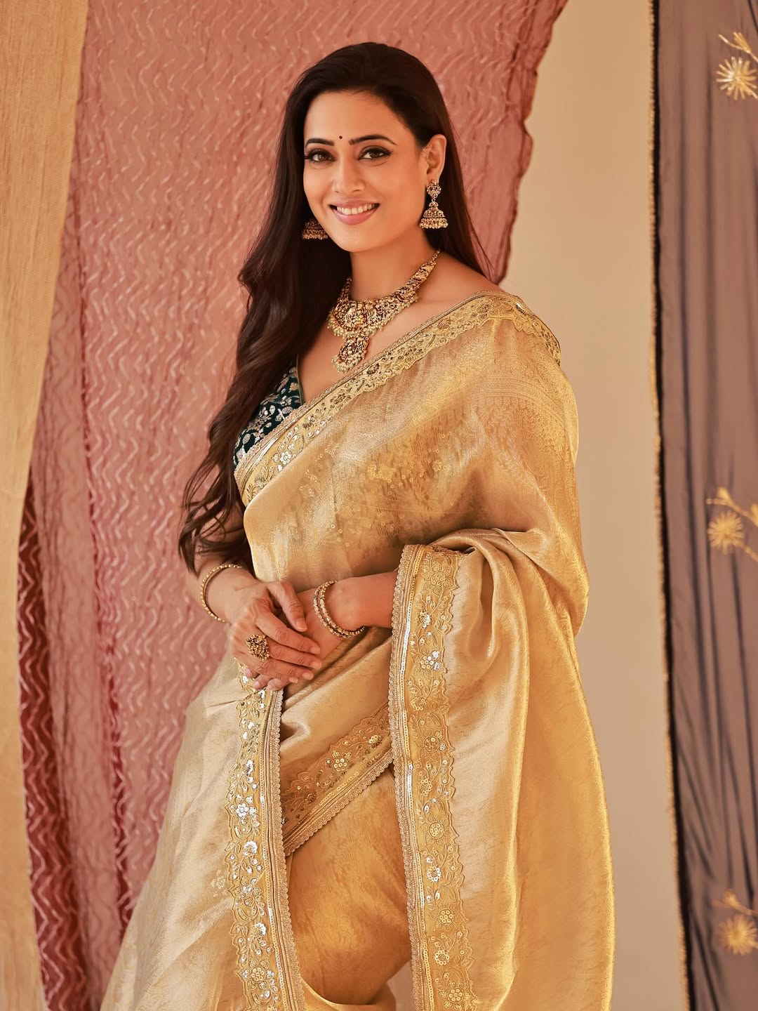 Shweta Tiwari navy saree glamorous ethnic look