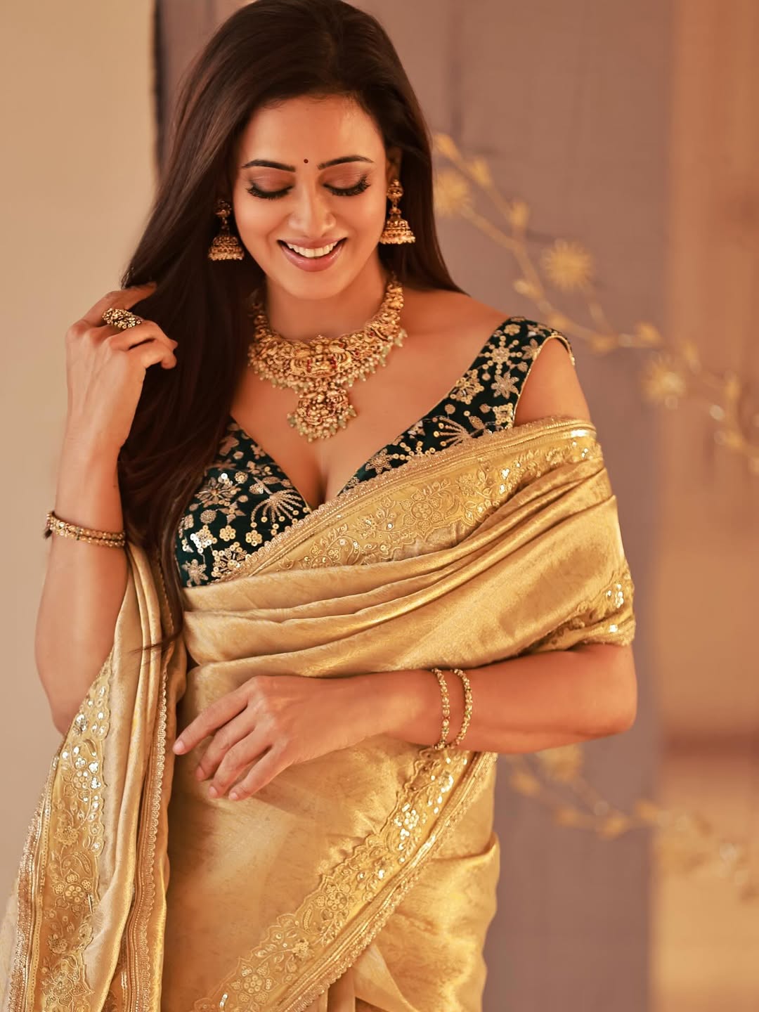 Shweta Tiwari saree modern traditional fusion look