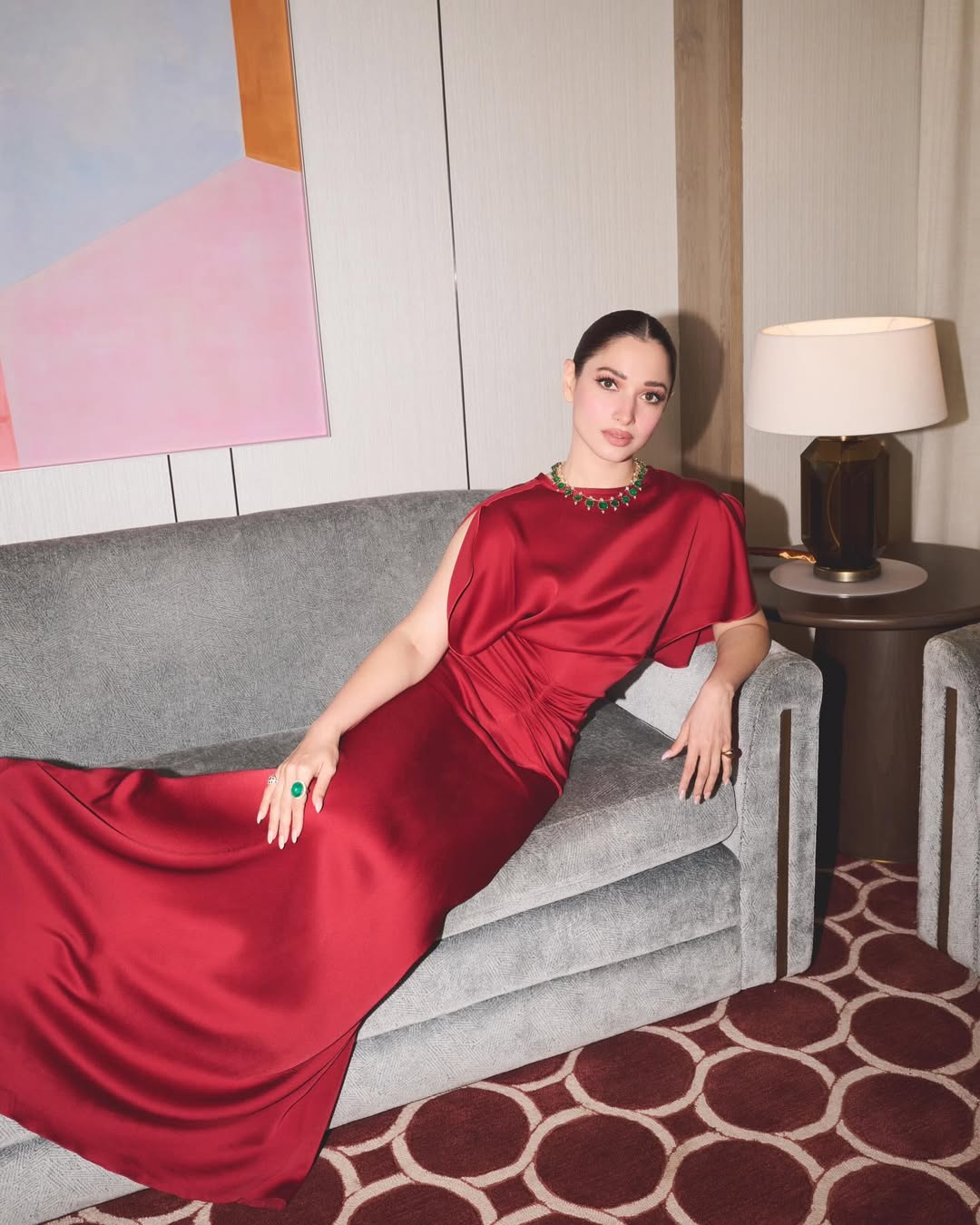 Sleek Hair Adds Old-Hollywood Charm