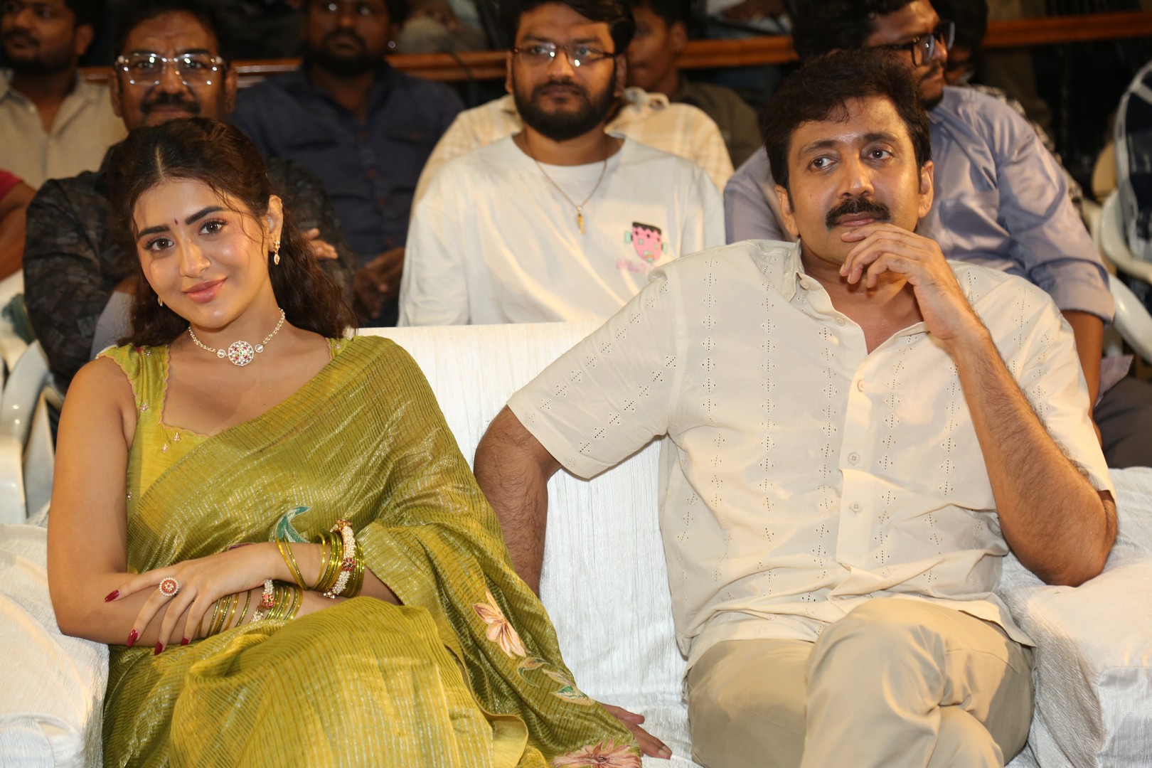 Vadde Naveen and Rashi Singh seated at teaser launch