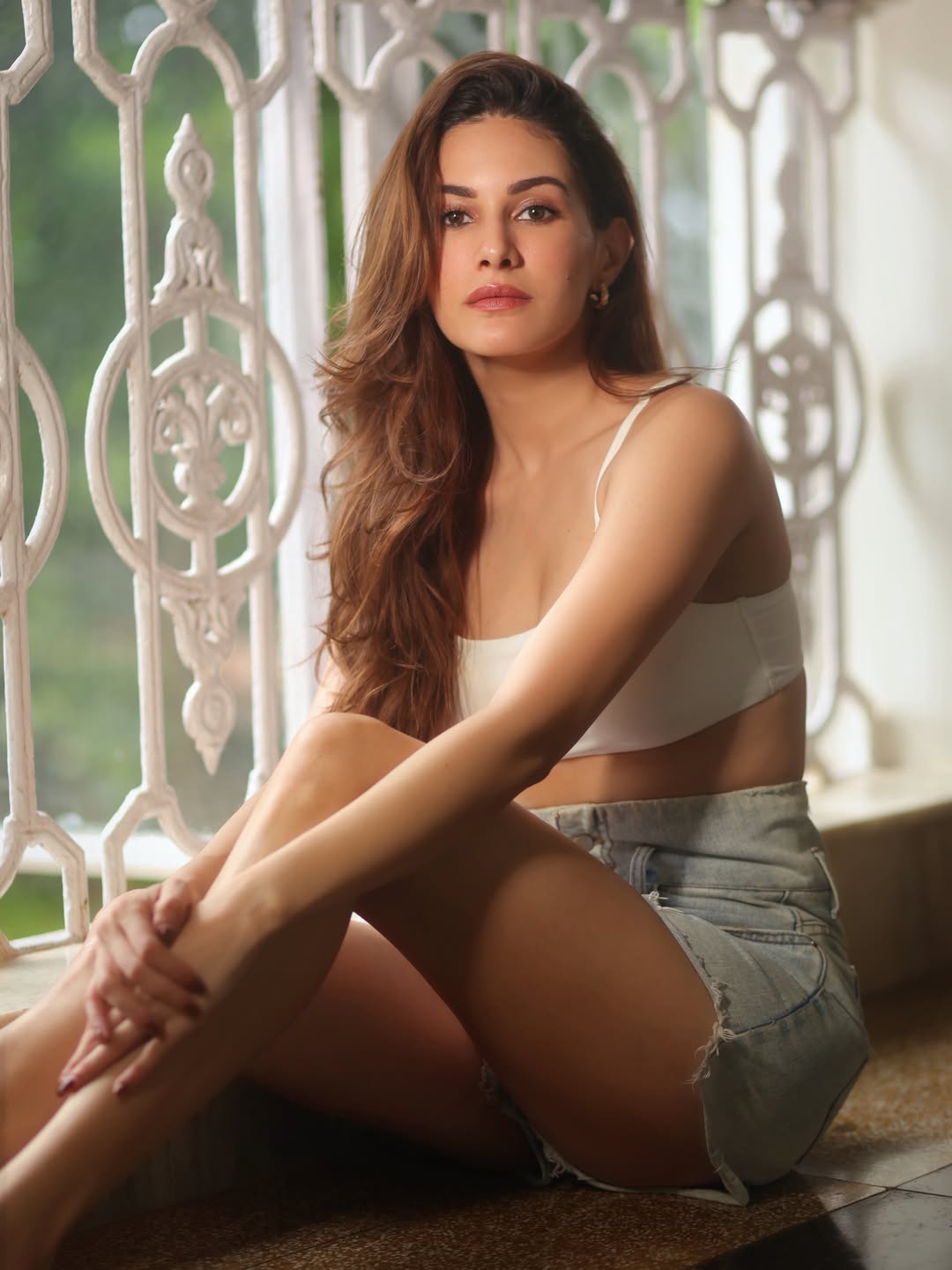 Amyra Dastur showcases effortless casual fashion