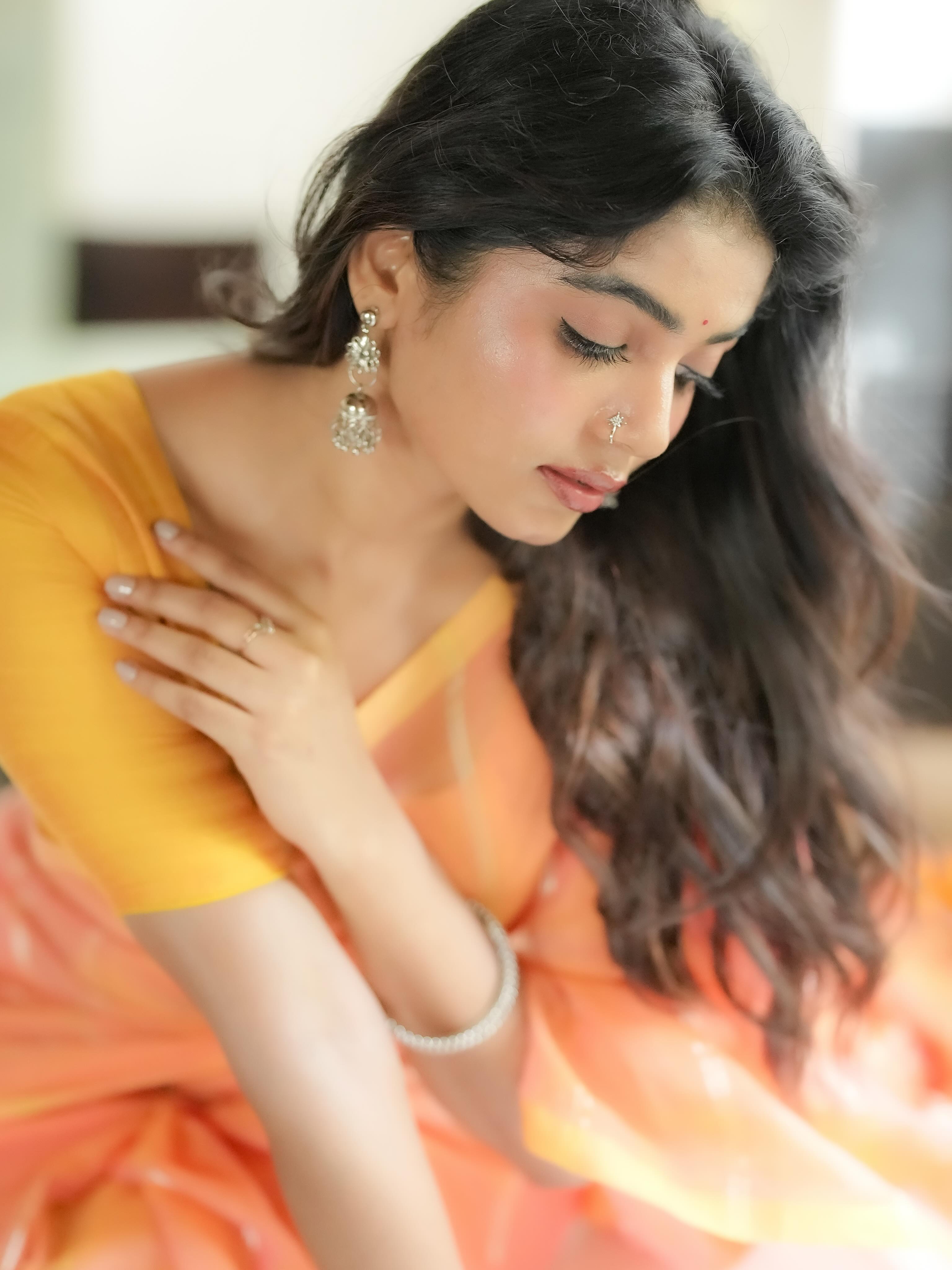 Bigg Boss Fame Viyana Looks Gorgeous in Her Latest Homely & Glamorous Photoshoot