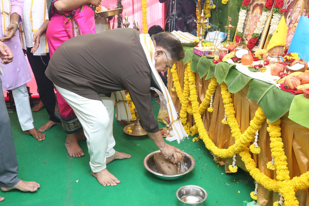 Allu Aravind performing pooja ritual at Idupu Kayitham