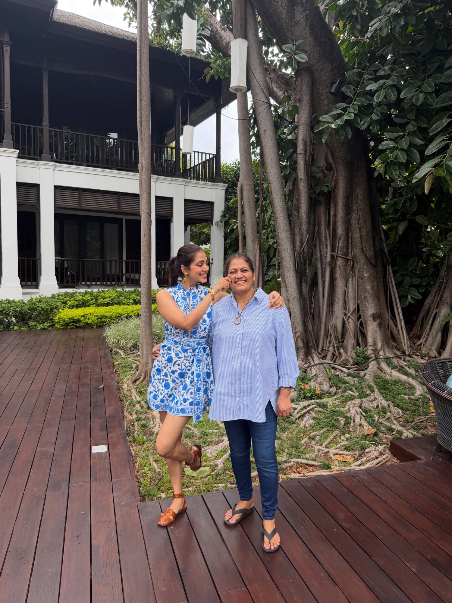 Blue Printed Dress Creates a Chic Vacation Statement