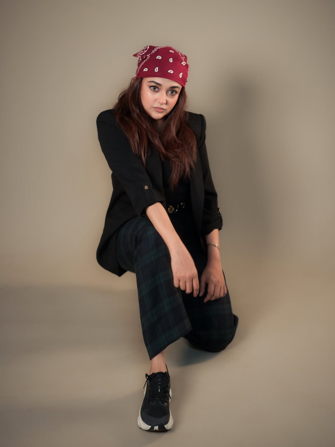 Monali Thakur fashionable blazer outfit