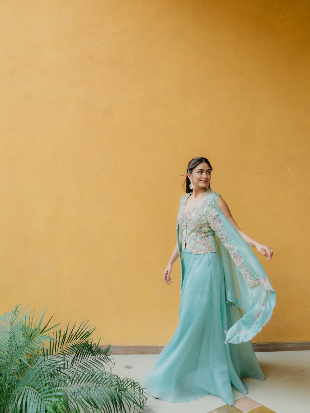 Mrunal Thakur Radiates Timeless Charm in Ethnic Chic Look