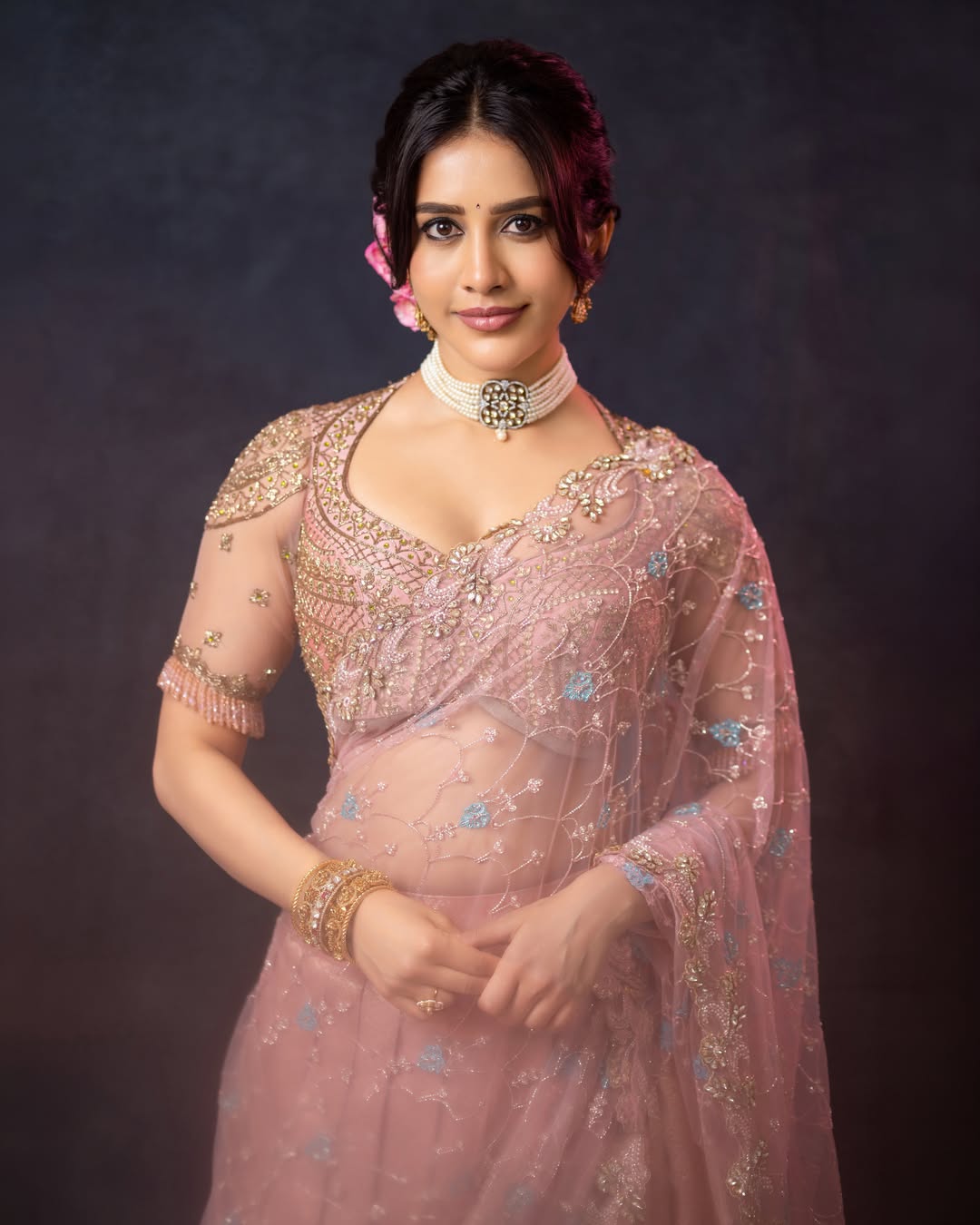 A Perfect Blend of Tradition and Modern Fashion