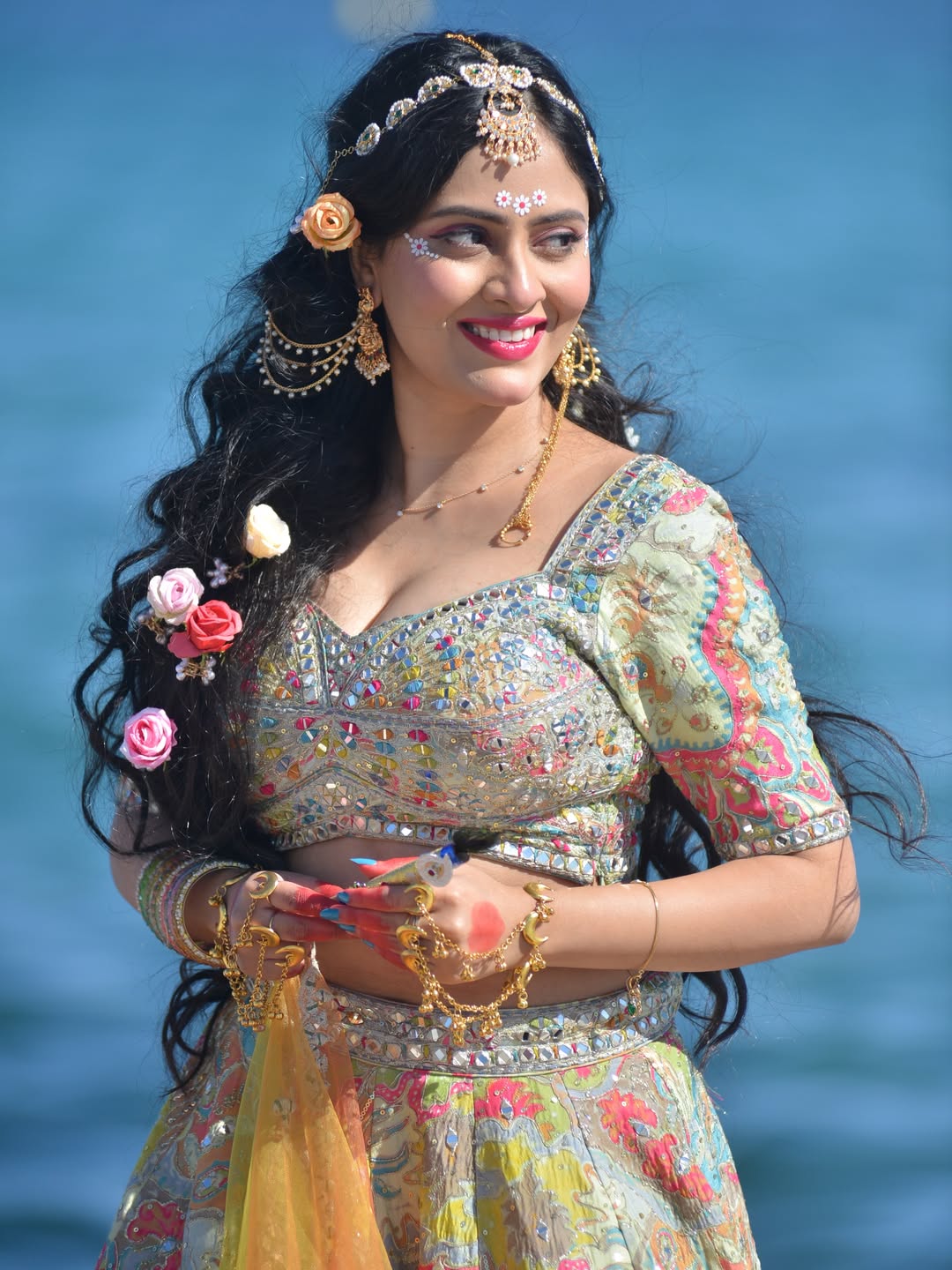 Sanya Thakur elegant saree ocean style