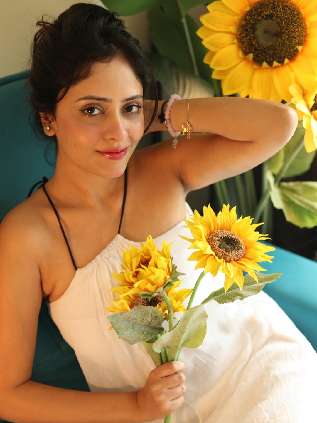 Sanya Thakur sun kissed fashion