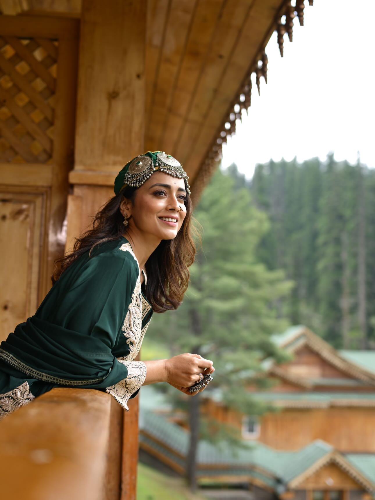 Shriya Saran Kashmiri Pheran look