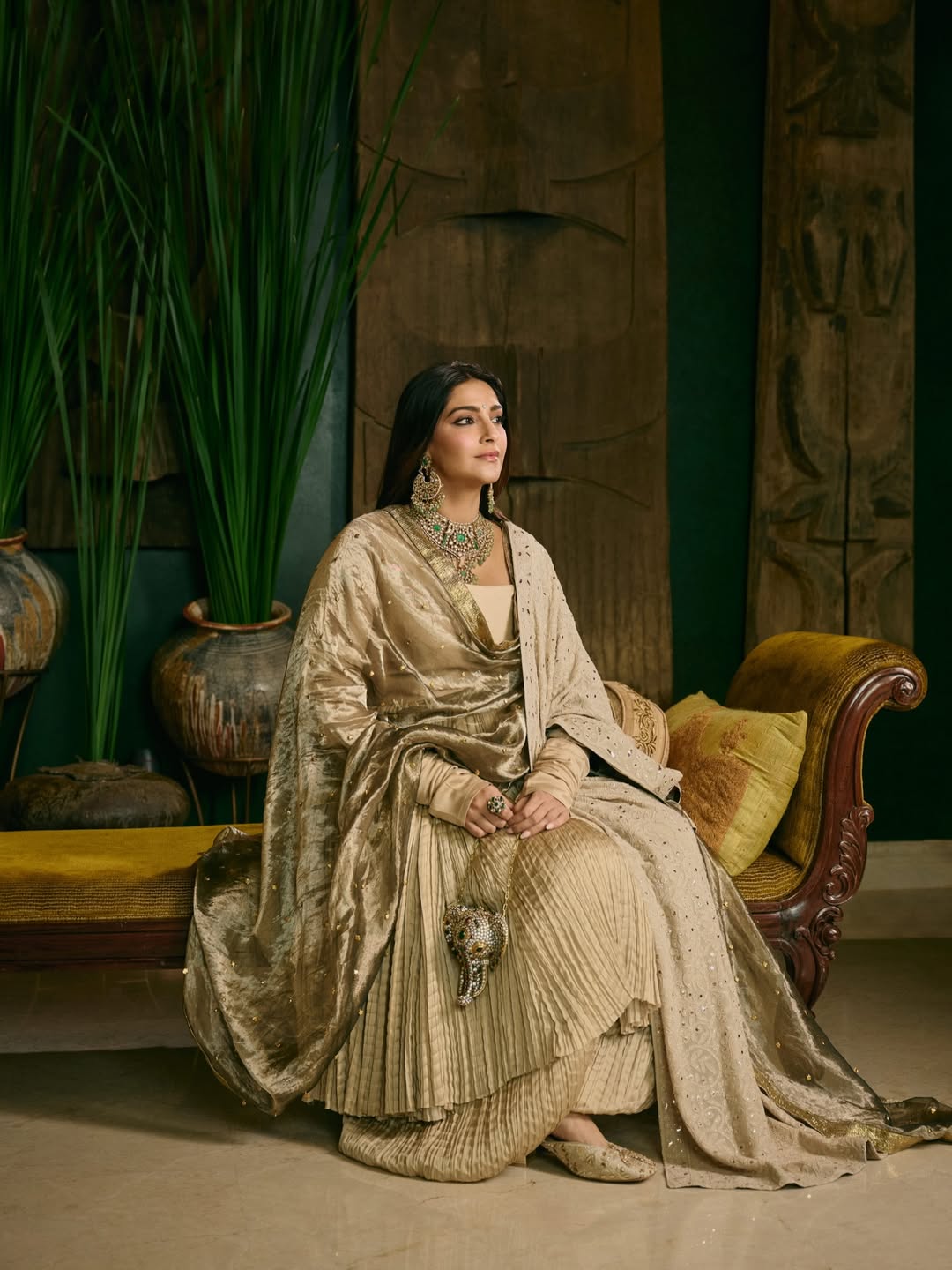 Royal Accessories And Signature Details