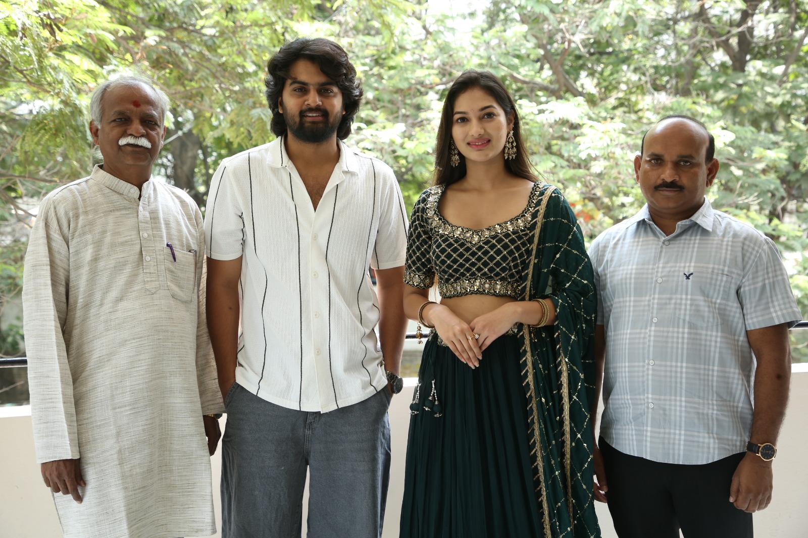 Sarkar Bai cast and crew posing