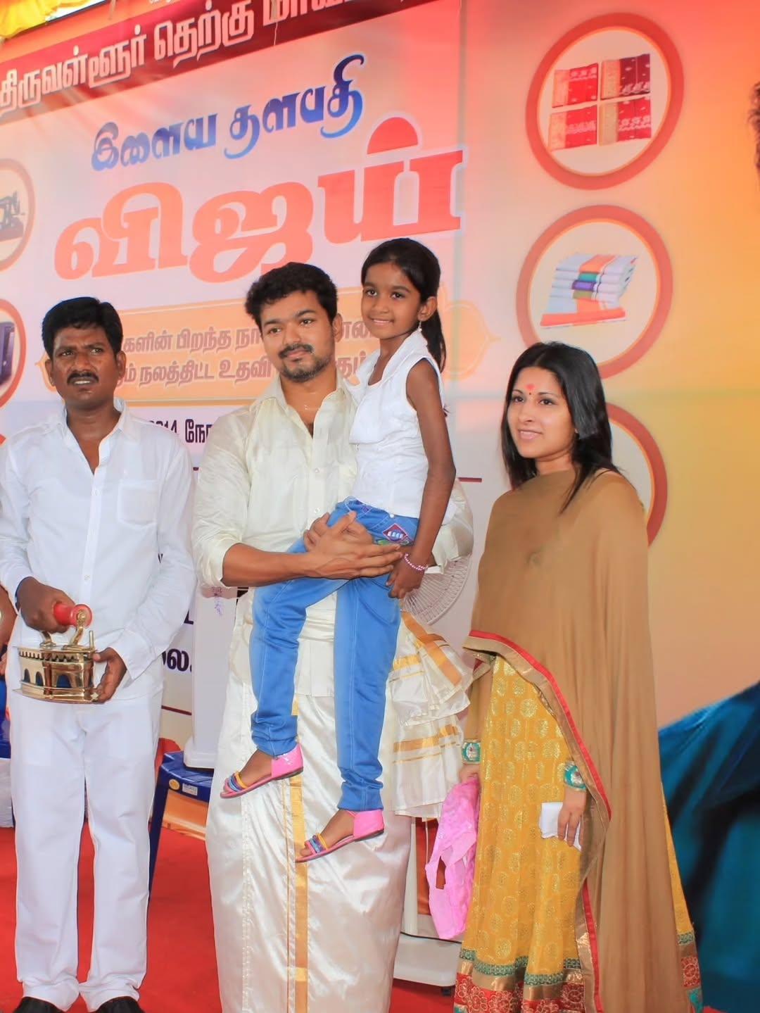 Vijay Birthday - Rare Photos With Wife Sangeetha From 2014 Goes Viral