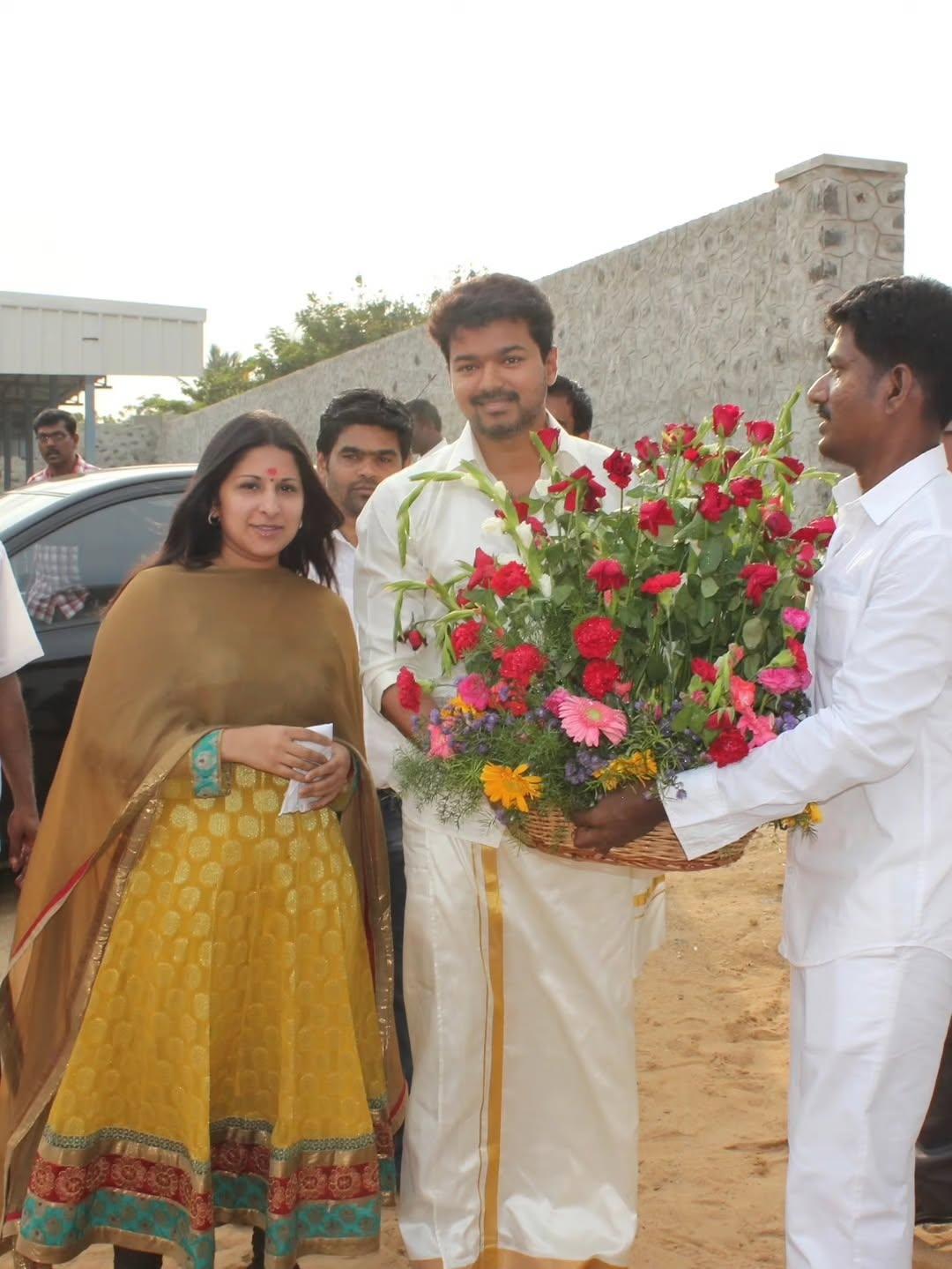 Vijay Birthday - Rare Photos With Wife Sangeetha From 2014 Goes Viral