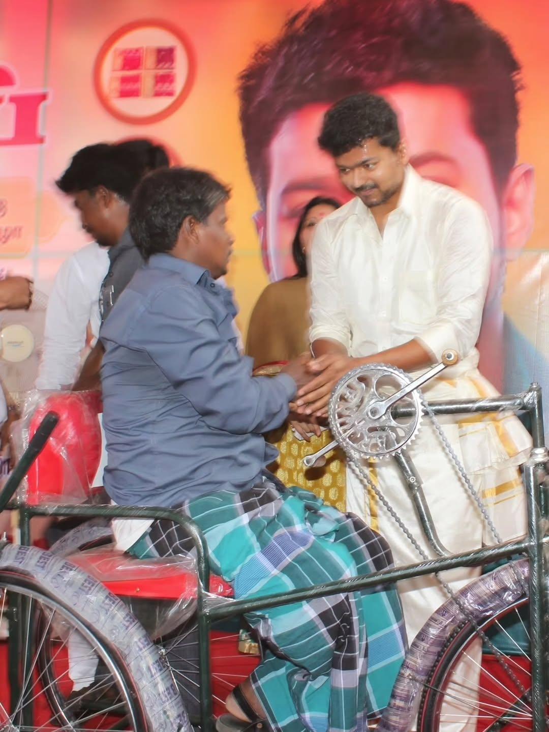 Vijay Birthday - Rare Photos With Wife Sangeetha From 2014 Goes Viral