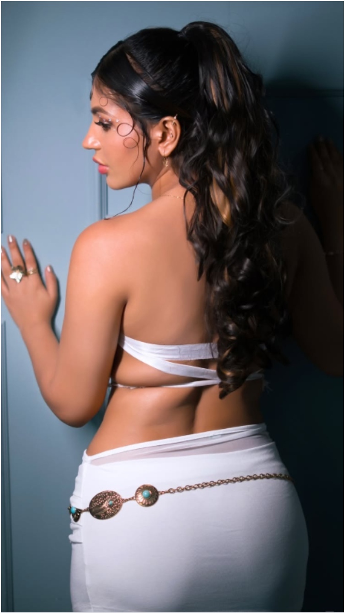 Actress Yashika Aannand