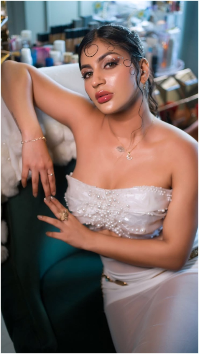 Actress Yashika Aannand