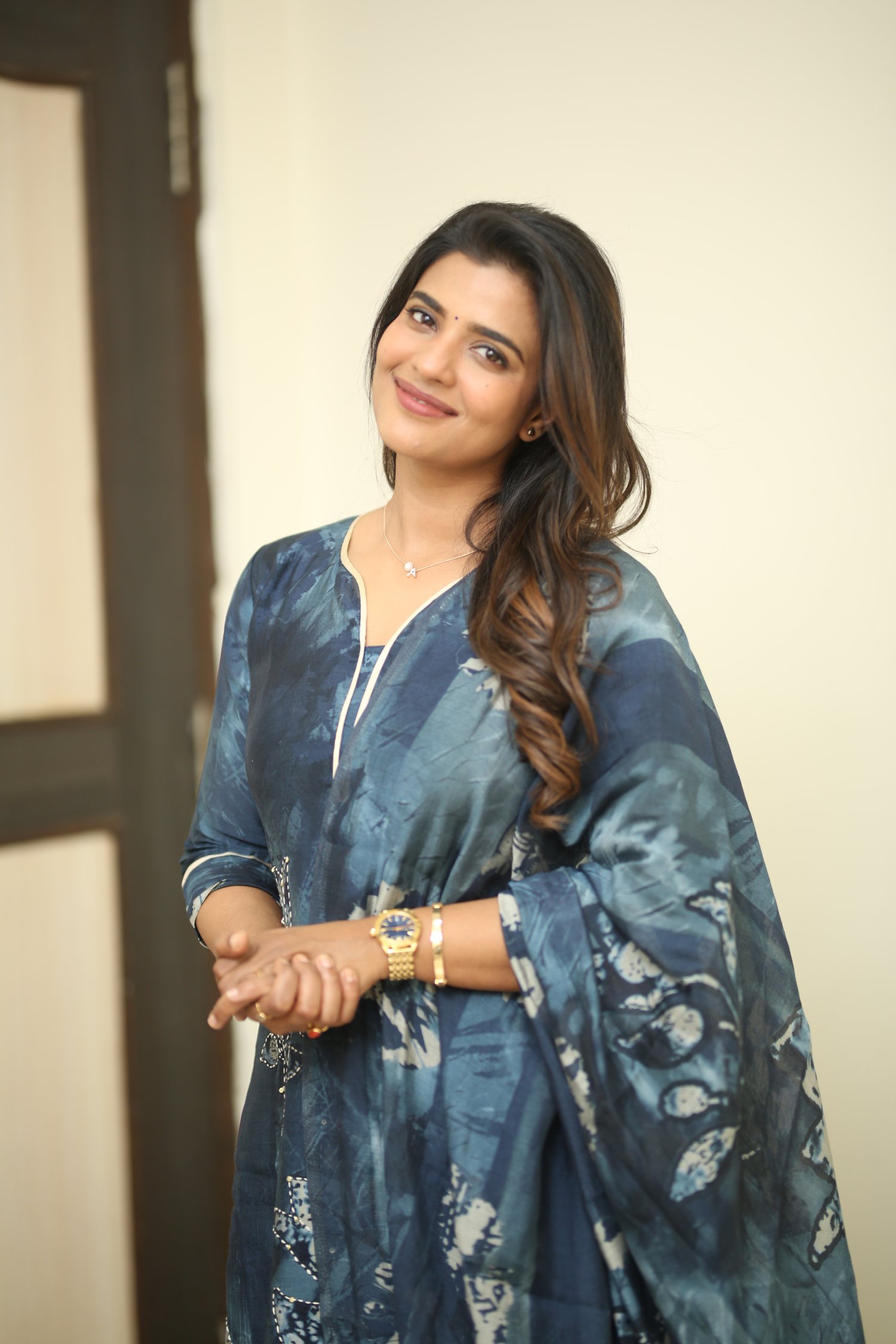 Aishwarya Rajesh elegant blue saree look