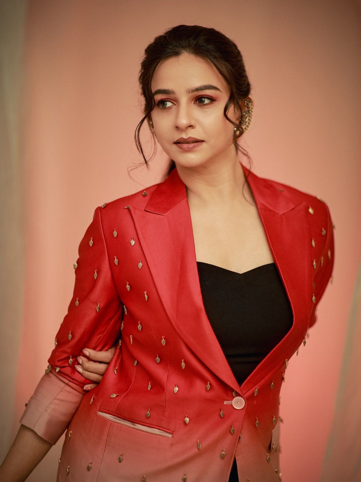 Actress Divya Ganesan Shares Her Very Beautiful Photos Which Attracts Fans