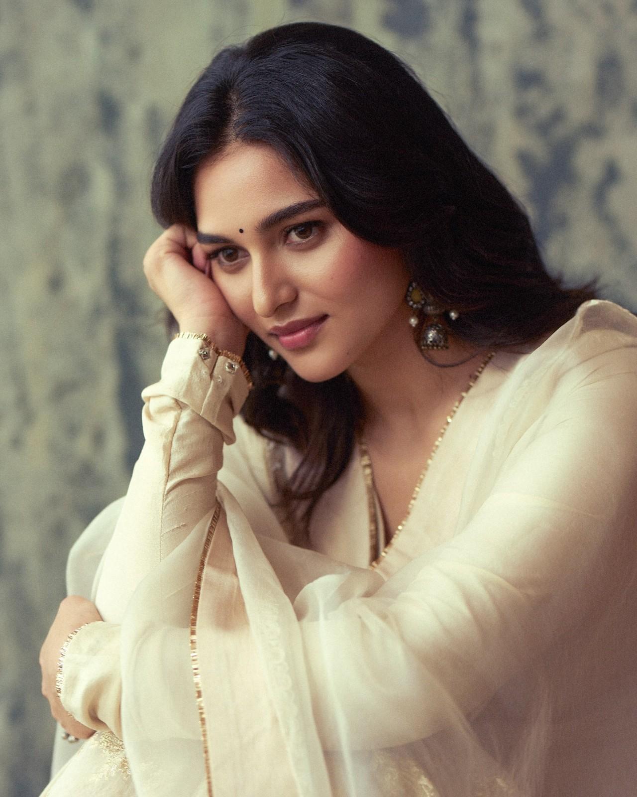 Actress Kayadu Lohar Shares Her Very Simple Beautiful Photos On Instagram Goes Trednding