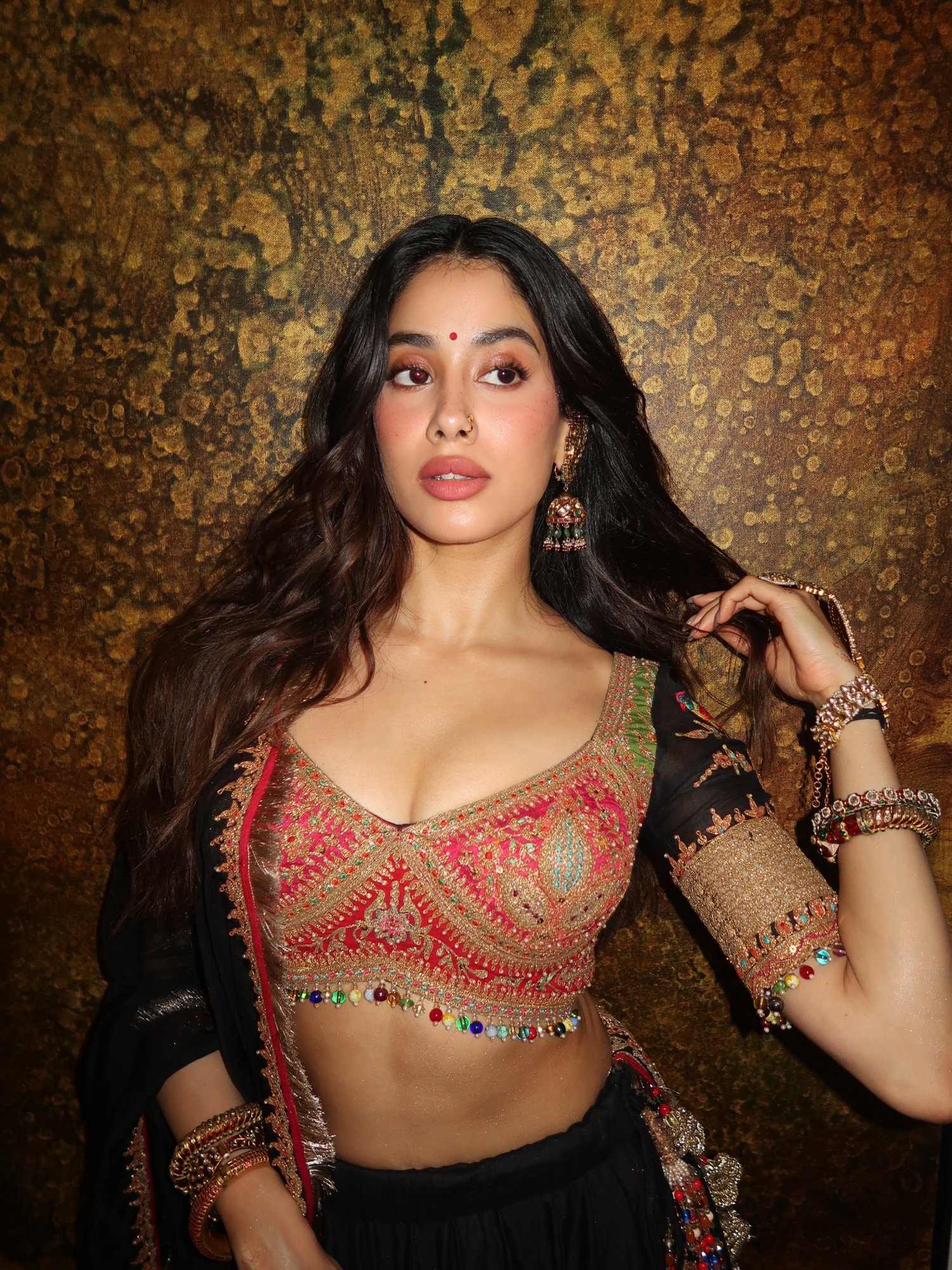 Janhvi Kapoor glamorous beauty look