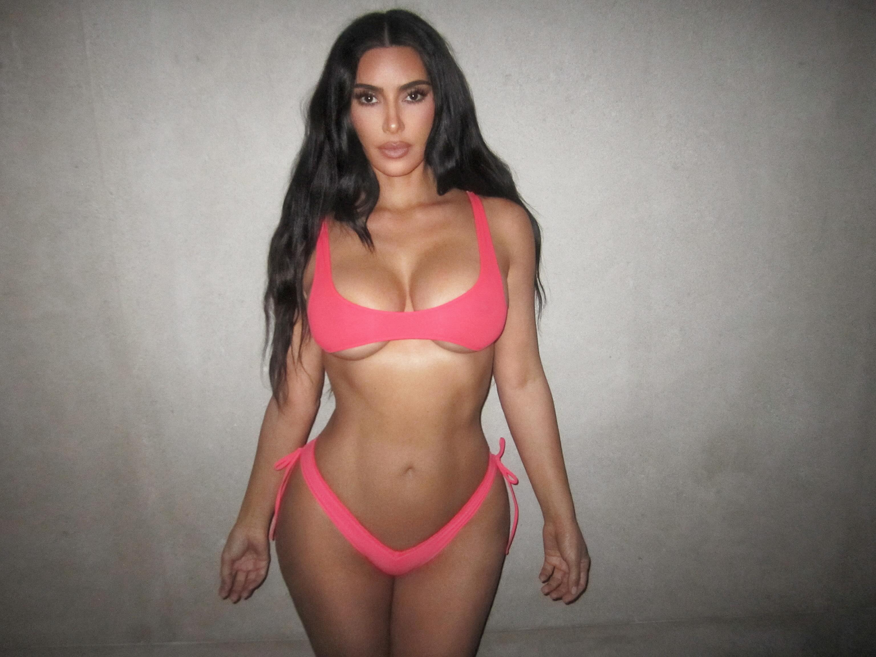 Kim Kardashian Stuns in Bikini Looks – Glamorous Photos That Set the Internet on Fire!