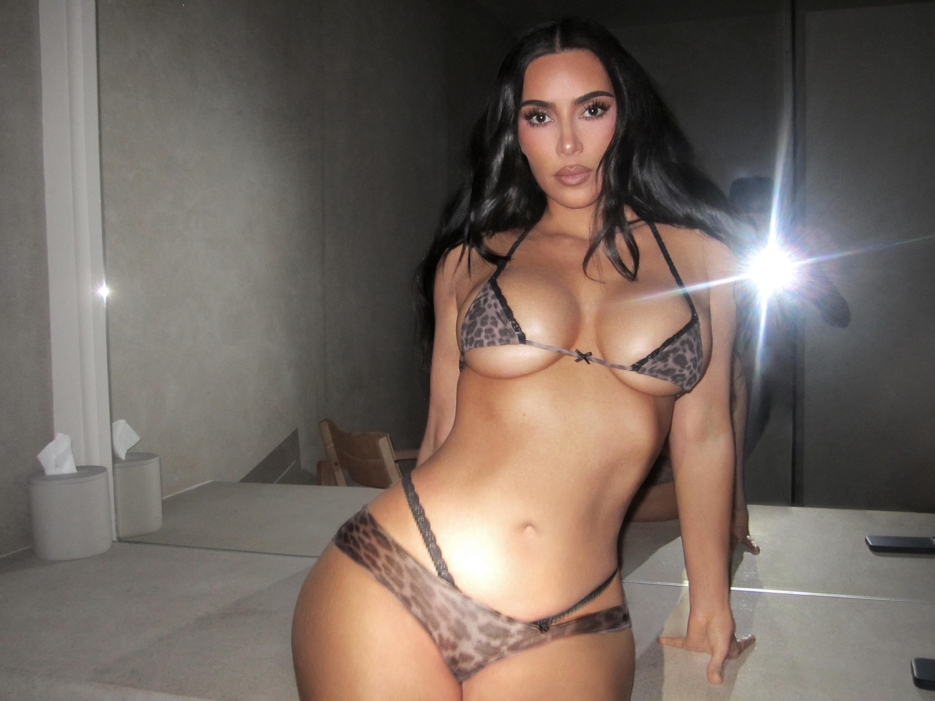 Kim Kardashian Stuns in Bikini Looks – Glamorous Photos That Set the Internet on Fire!