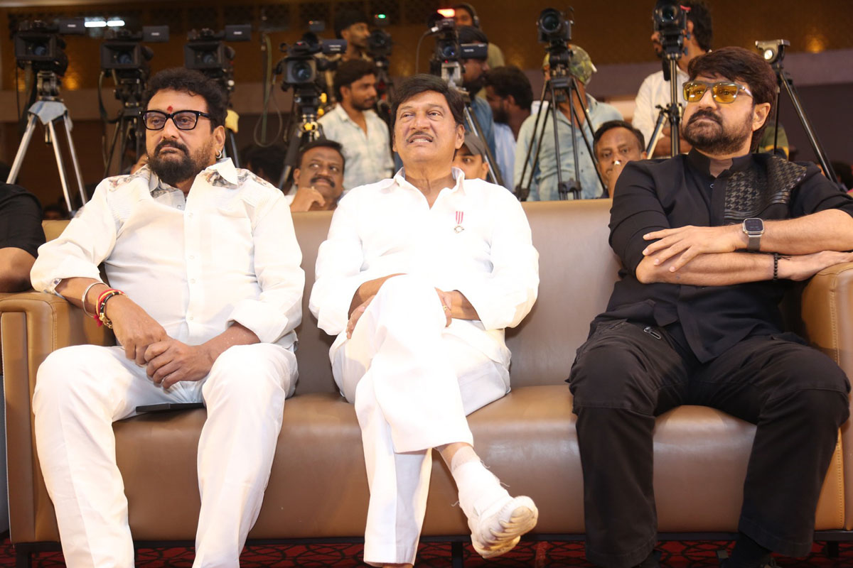 Prudhvi Raj, Rajendra Prasad and Srikanth seated
