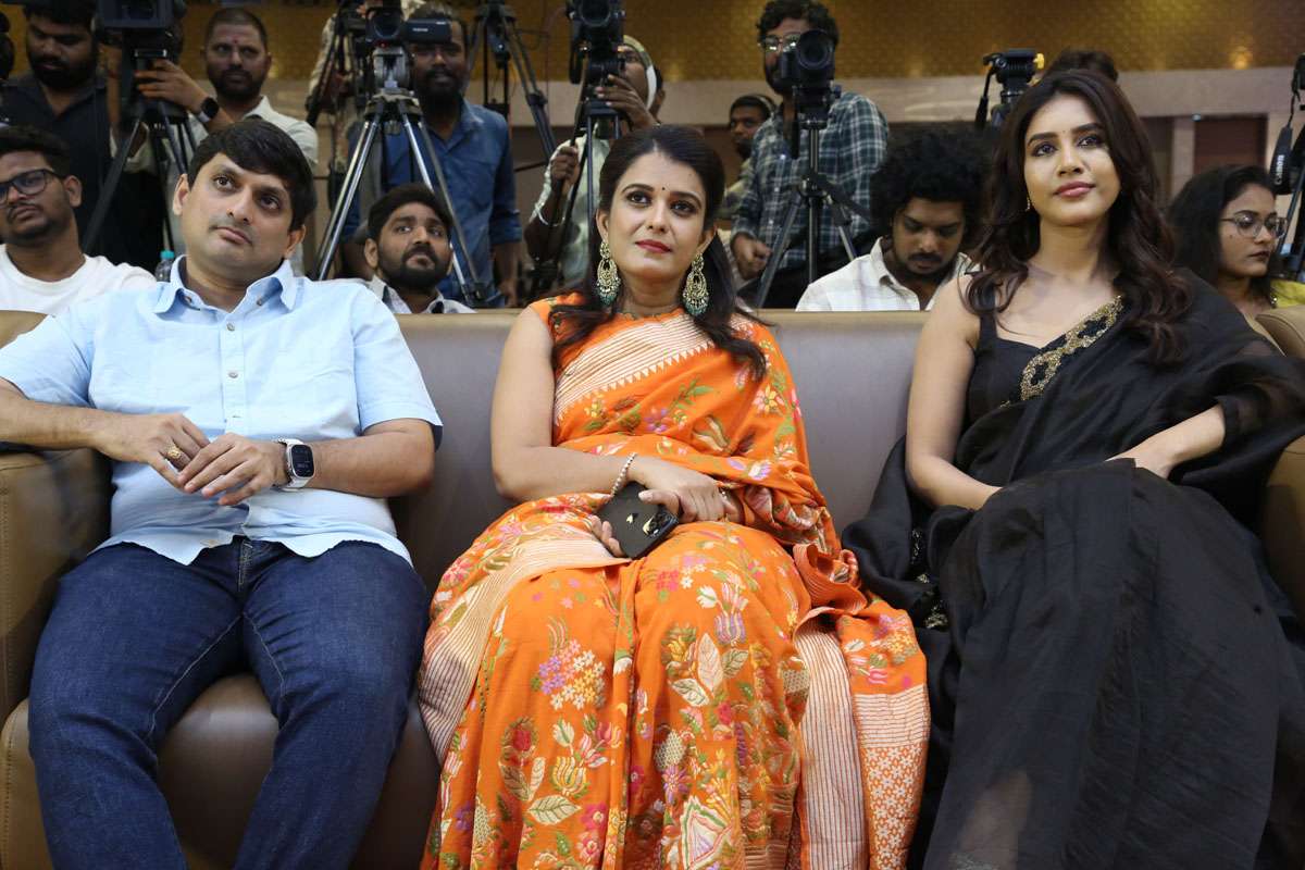 Kishore Annapureddy, Nishitha Nagireddy and Nabha Natesh seated